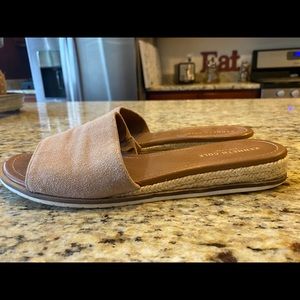 Kenneth Cole tan slides